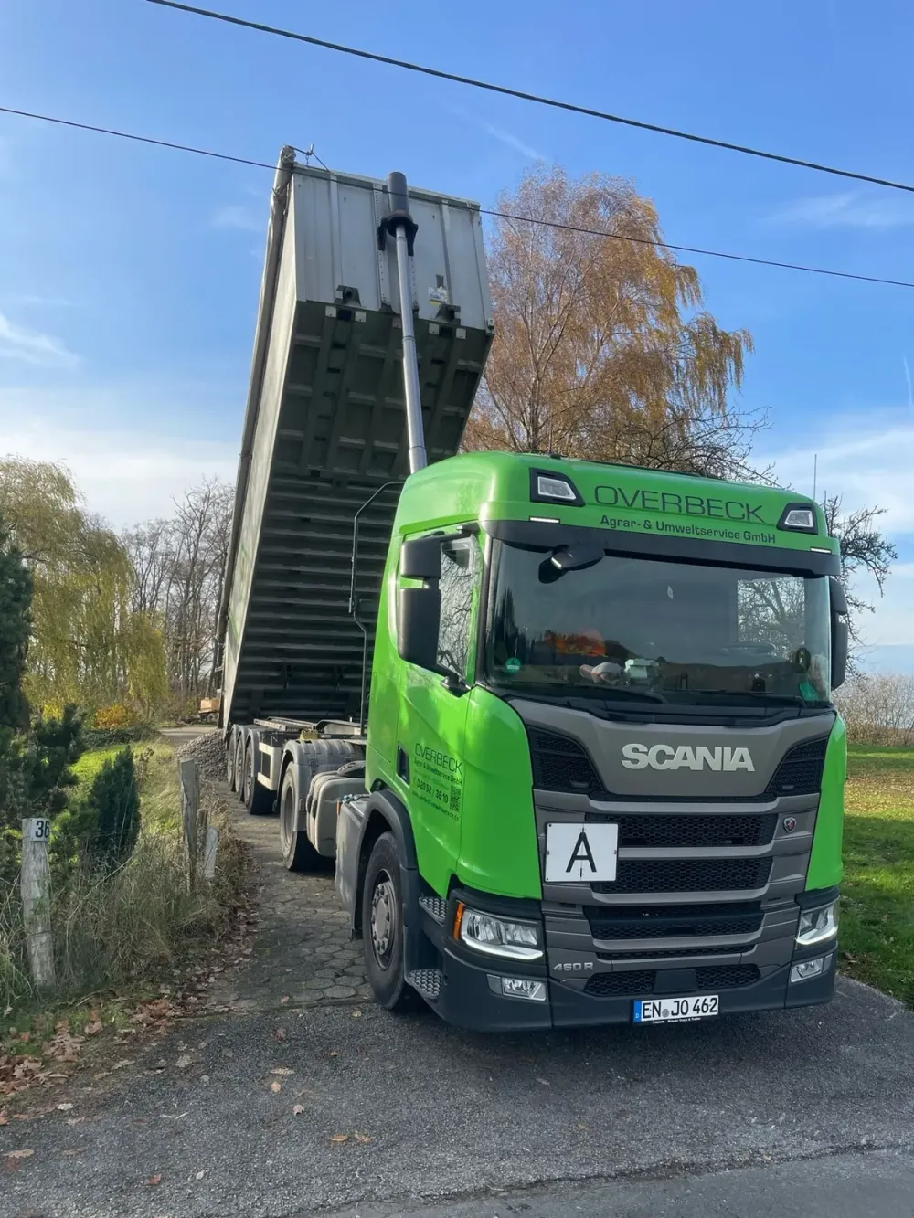 Scania mit gekipptem Auflieger