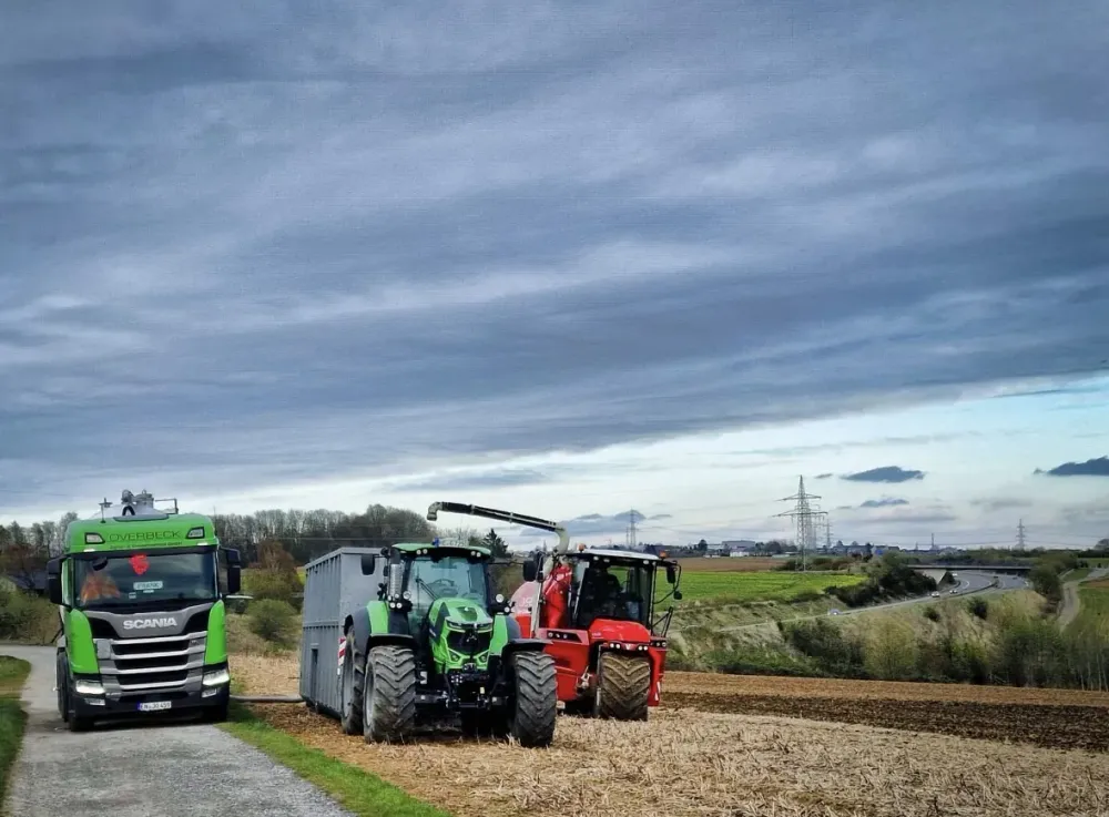 Scania, Deutz-Traktor und Häcksler im Feldeinsatz