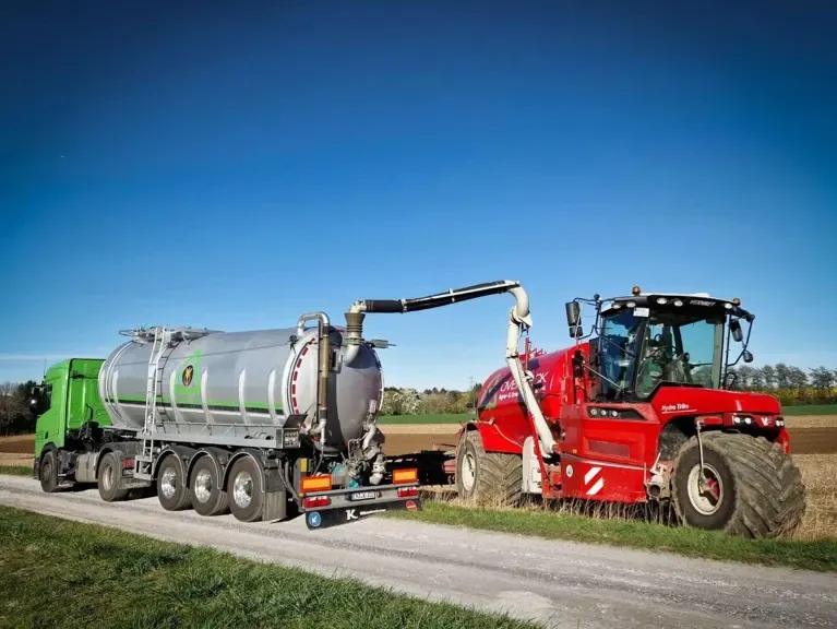 Umpumpen vom Scania-Tanker in Vervaet Selbstfahrer